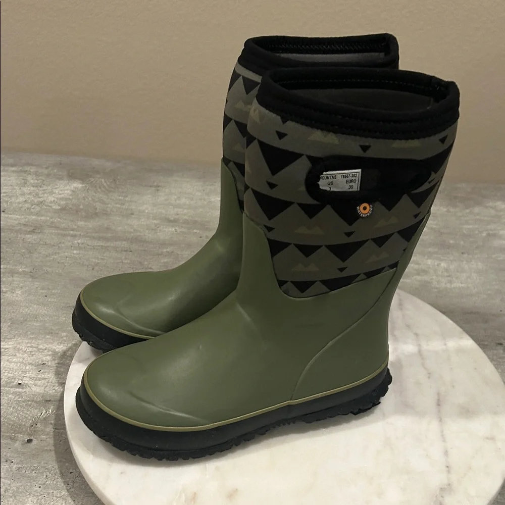 Green and Black Patterned Rain Boots size Y3